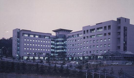 Construction of the College of Life Science and Biotechnology Building is completed.