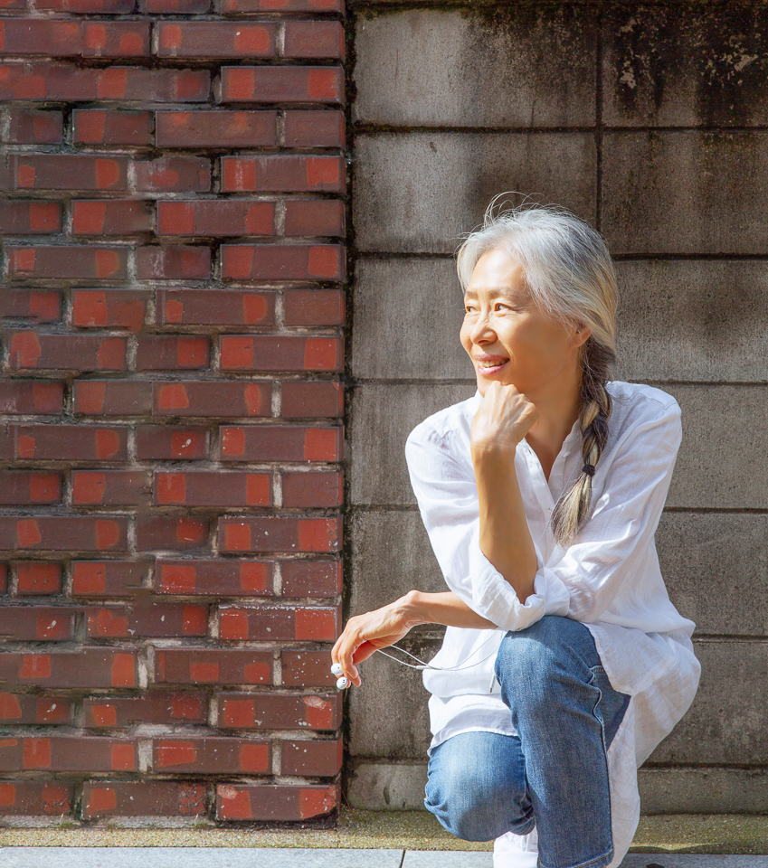 Ye Soo-jung in front of a wall, looking to the side