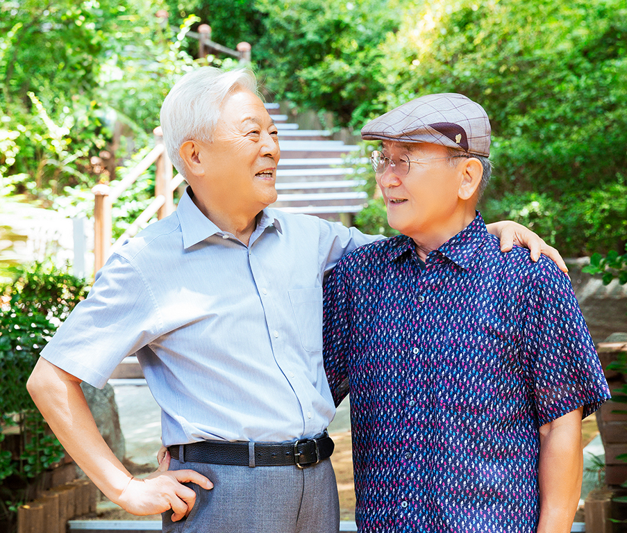 어깨동무를 한 김운섭, 김성길 회장